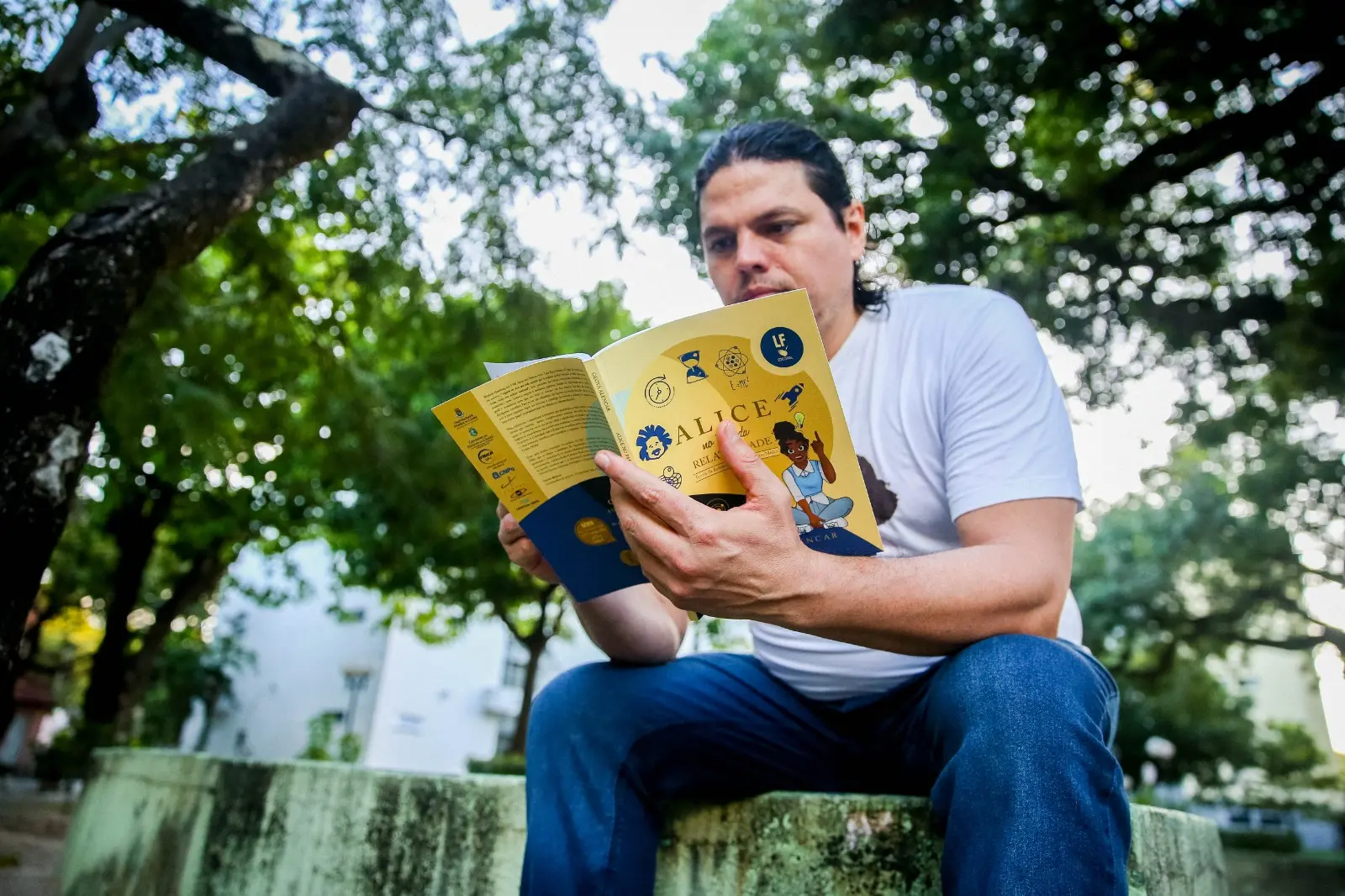Imagem da notícia: Professor cearense é indicado ao prêmio Jabuti com livro sobre física para o Ensino Médio
