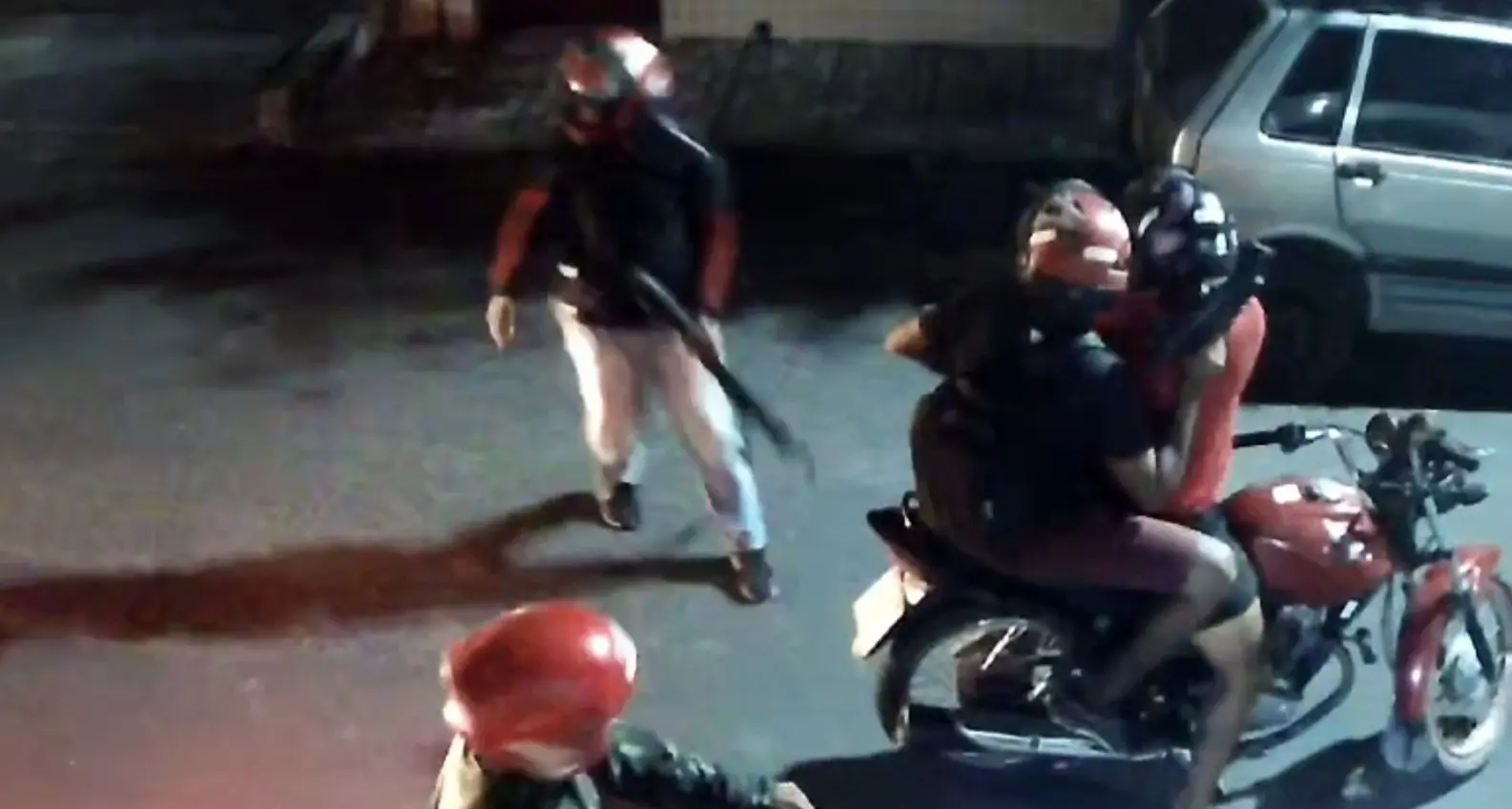 Imagem da notícia: Criminosos usam armas longas para efetuar dezenas de tiros em ruas no Interior do CE; vídeo