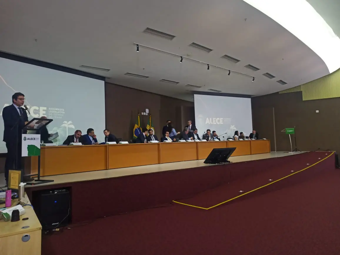 Imagem da notícia: Deputados do Ceará articulam PEC para ampliar poder de legislar sobre temas polêmicos 