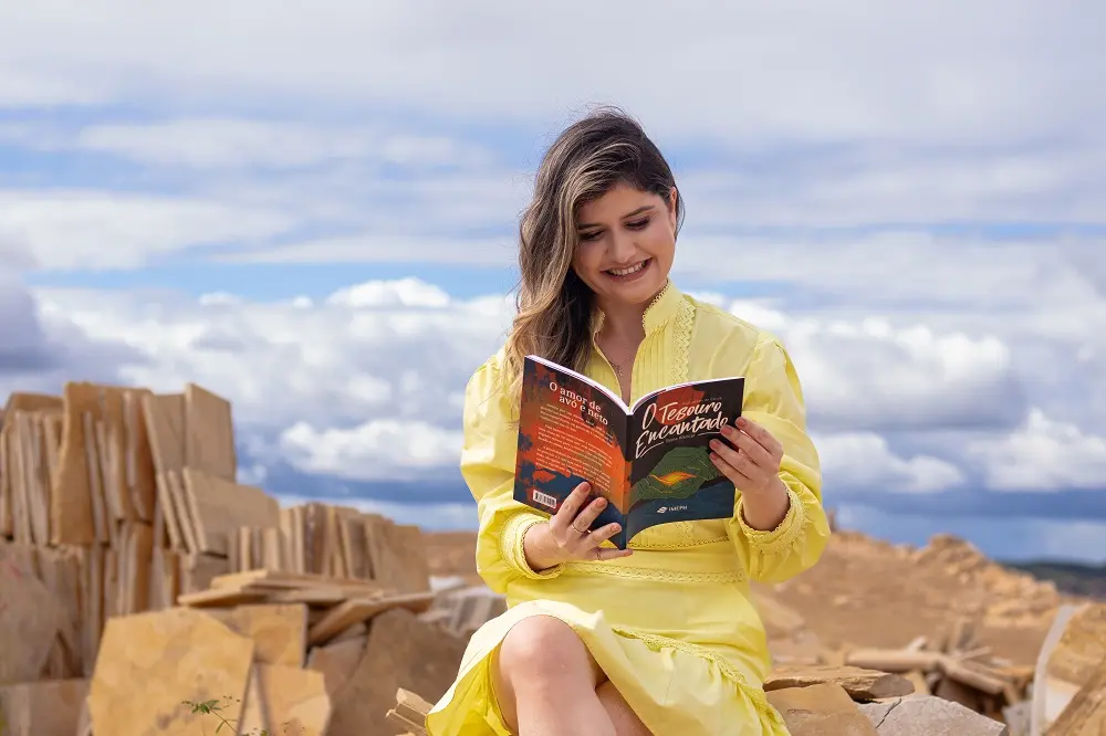 Imagem da notícia: Biana Alencar, apresentadora da TV Verdes Mares, lança livro infantojuvenil sobre fósseis do Cariri 
