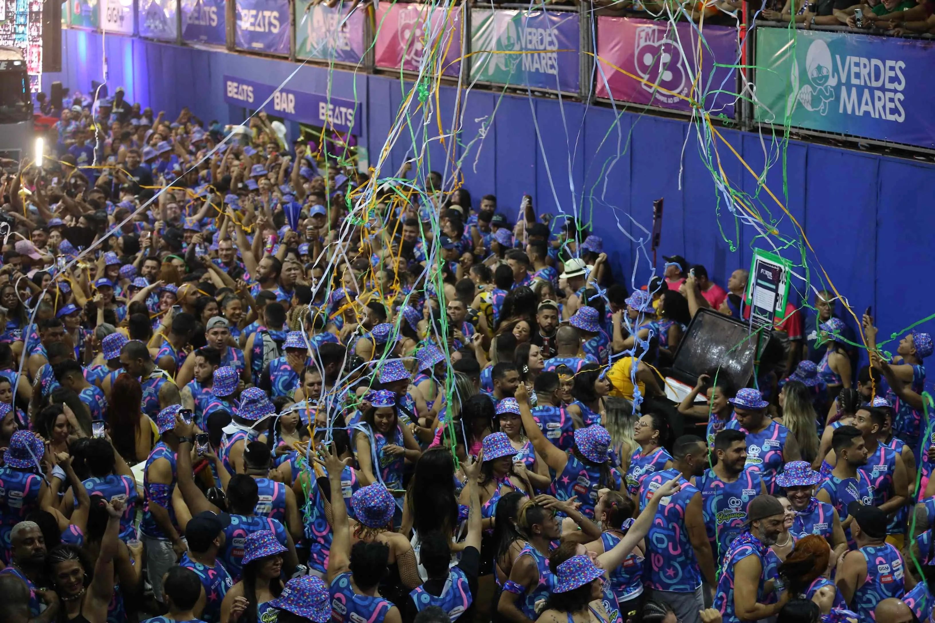 Foliões curtindo o corredor do Fortal 2024
