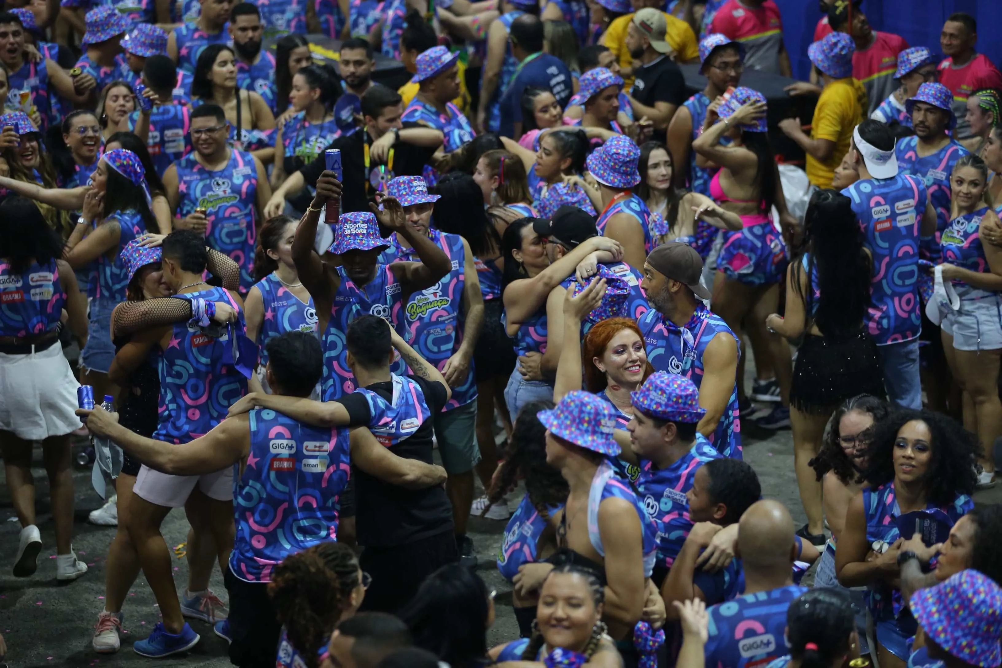 Muita dança, risadas e beijos foram registrados na primeira noite do Fortal 2024