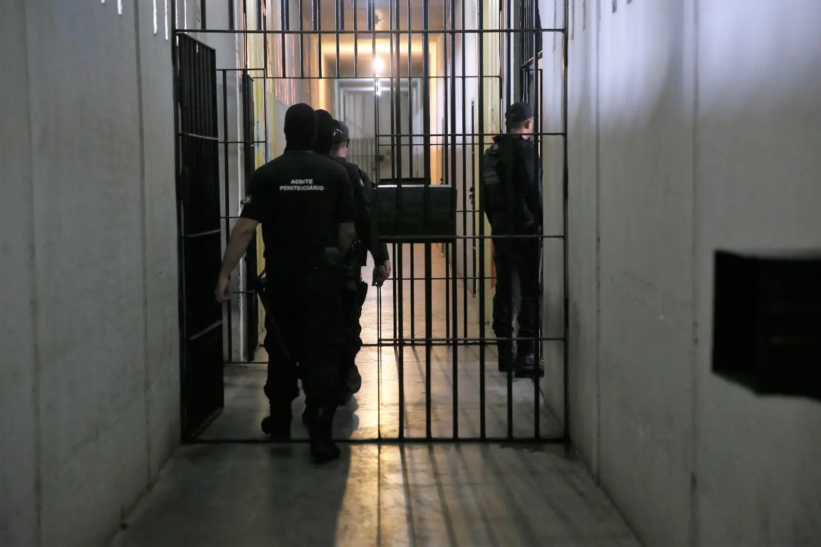 Imagem da notícia: Justiça manda afastar diretores de presídio no CE que isolaram presos e descumpriram ordem judicial