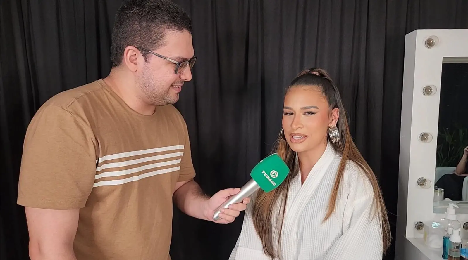 Imagem da notícia: Simone Mendes comenta sucesso da dancinha 'São Amores' no Camarote Mucuripe; assista