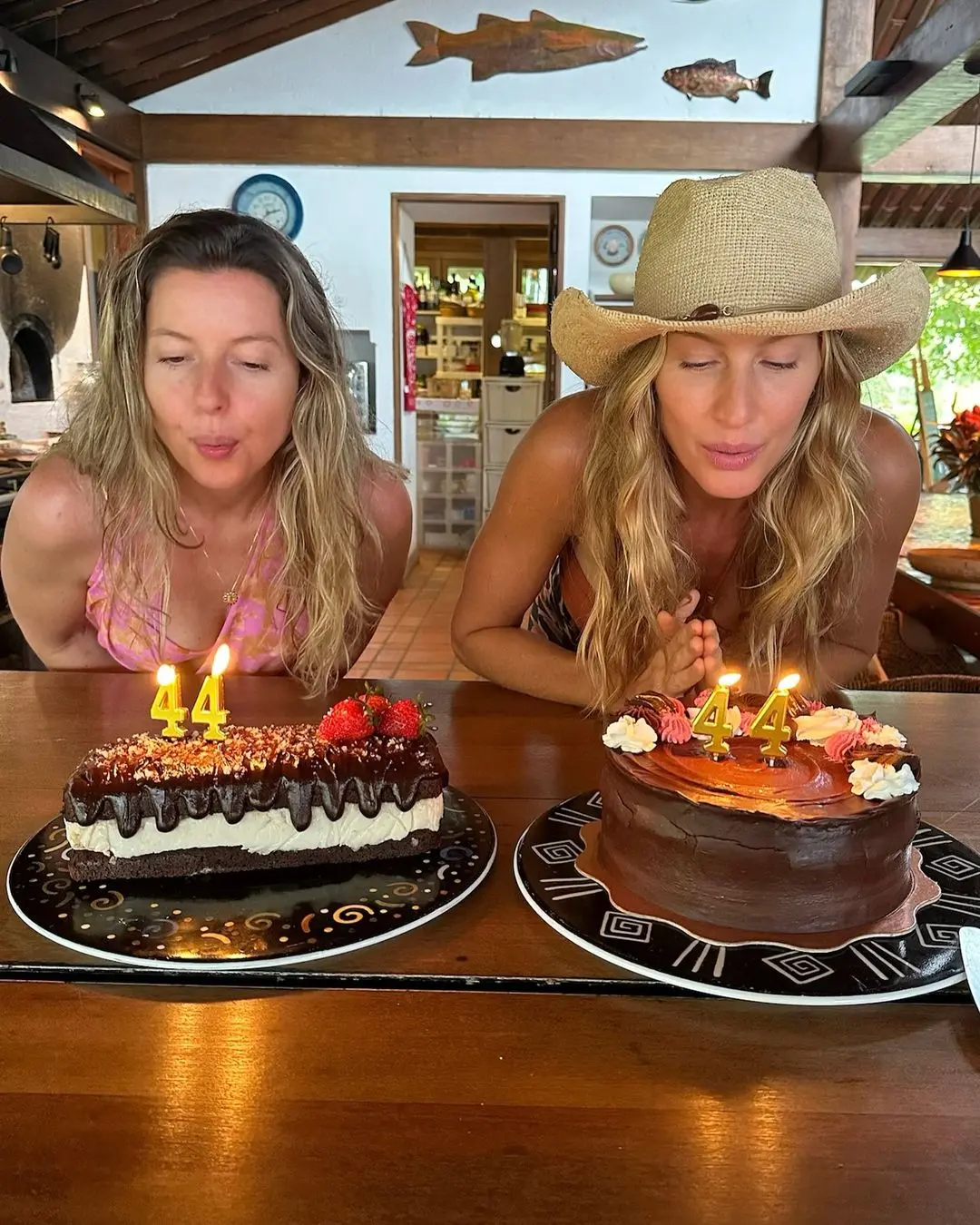 Imagem da notícia: Gisele Bündchen comemora aniversário com irmã gêmea: 'abençoada'