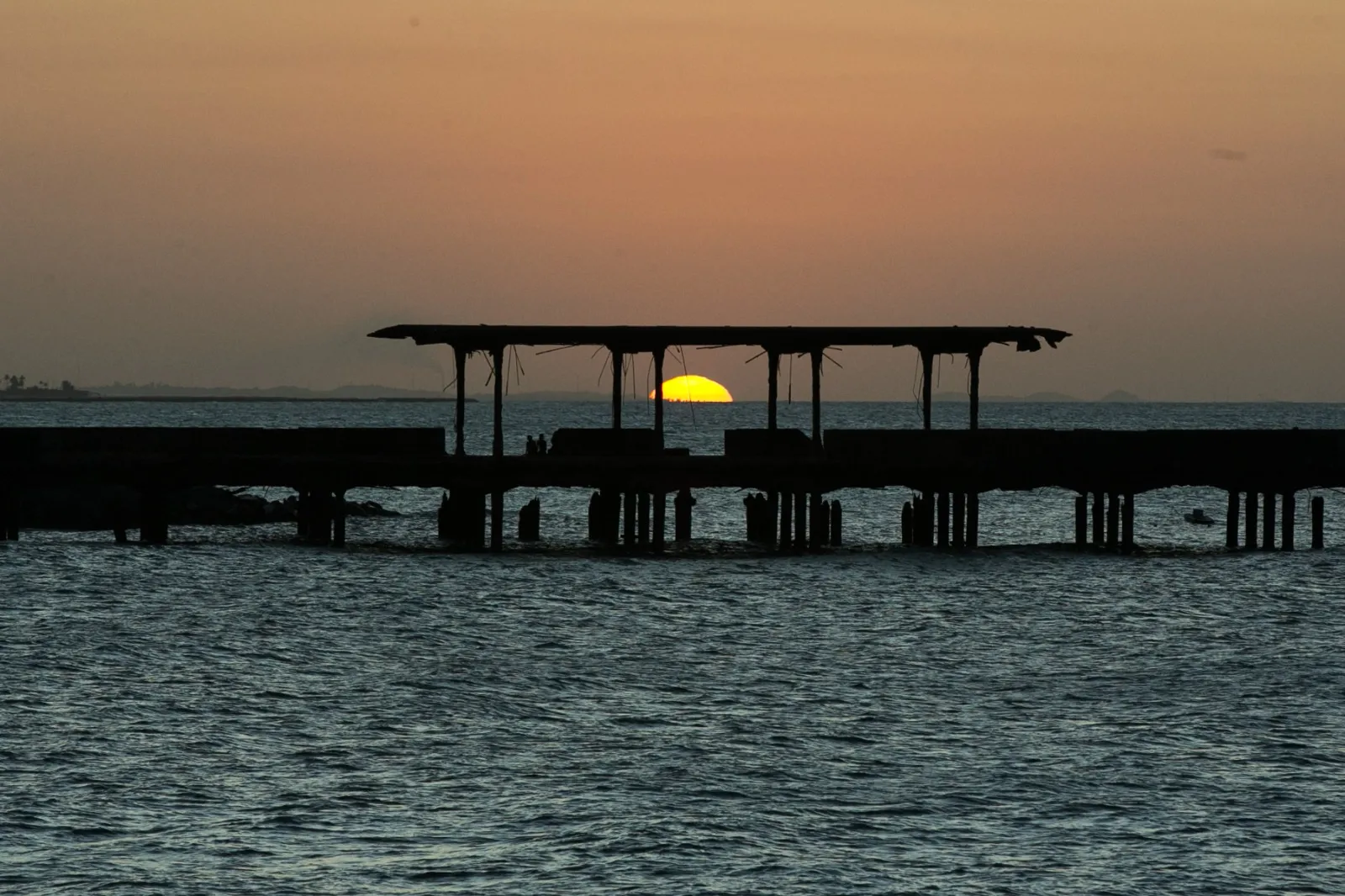 O que pode deixar o pôr do Sol bonito também é conhecido popularmente como “glória”, quando os raios de luz passam tangente a uma serra ou similar como se fosse na representação da descida do Espírito Santo na passagem do batismo de Jesus Cristo