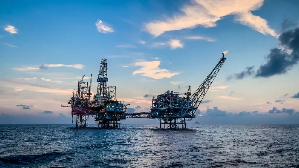 Imagem da notícia: Petróleo recupera alta com queda de estoques dos EUA