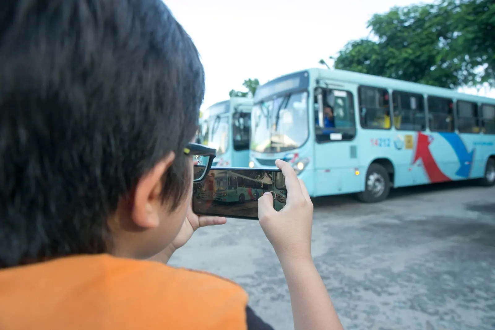 Imagem da notícia: Paixão por ônibus conecta gerações e cria comunidade de busólogos em Fortaleza