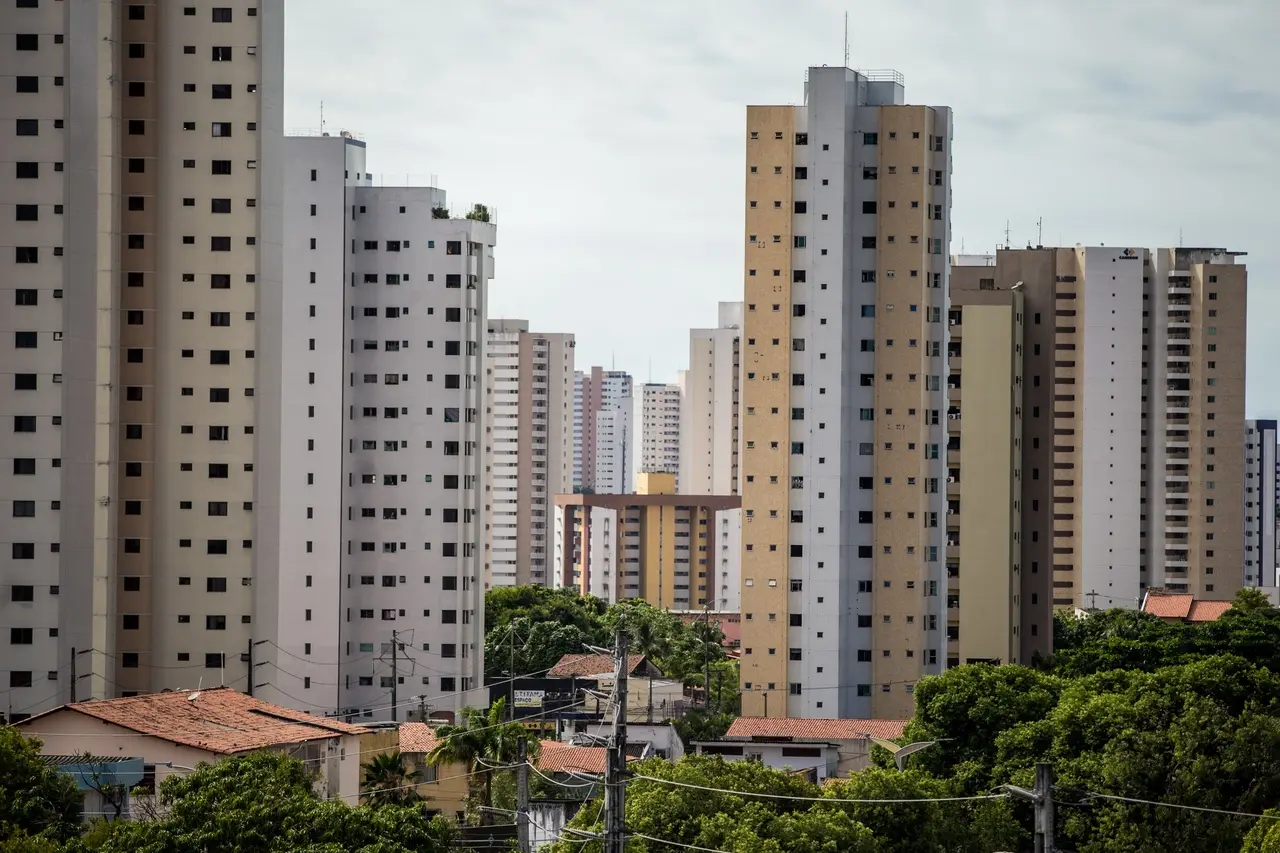 Imagem da notícia: Cânions urbanos: corredores cercados de prédios contribuem para sensação de calor em Fortaleza