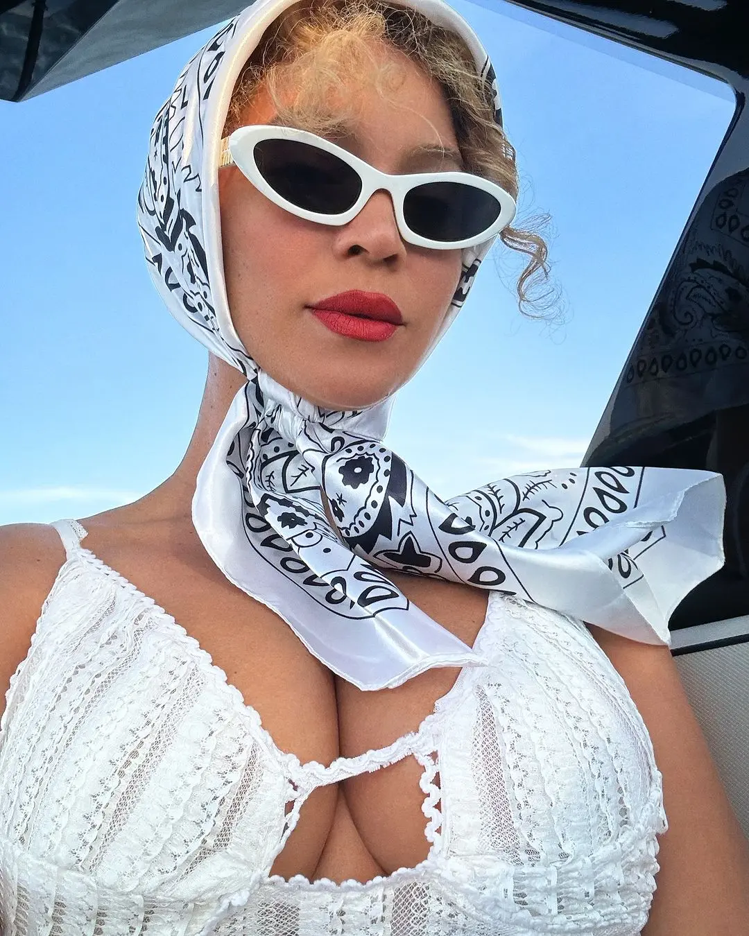 Imagem da notícia: Beyoncé oferta bolsas de R$ 10 mil para alunos de Universidade do Estado da Bahia