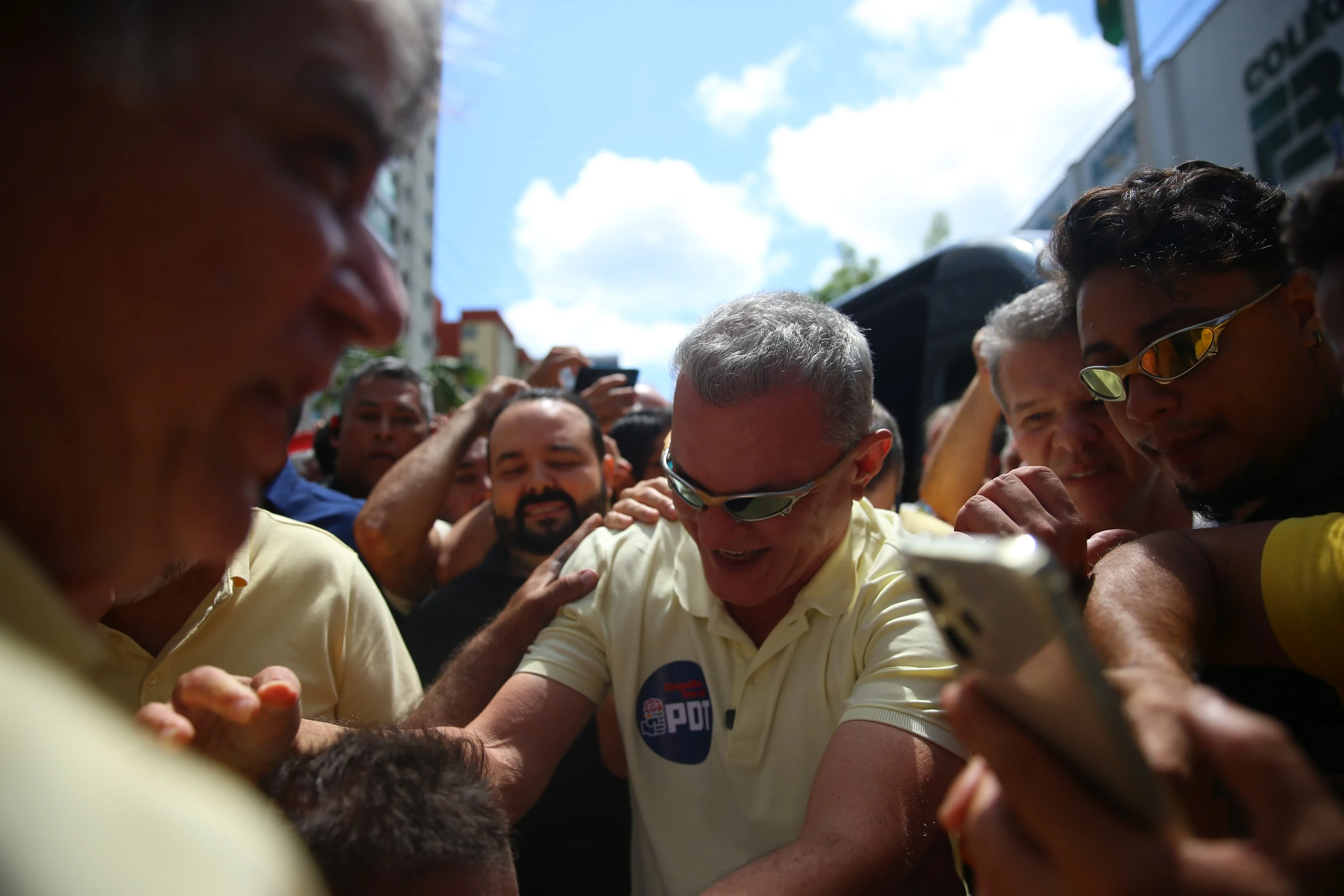 Prefeito chegou de óculos Juliet e recebeu apoio até de membros de torcida organizada do Ceará Sporting Club
