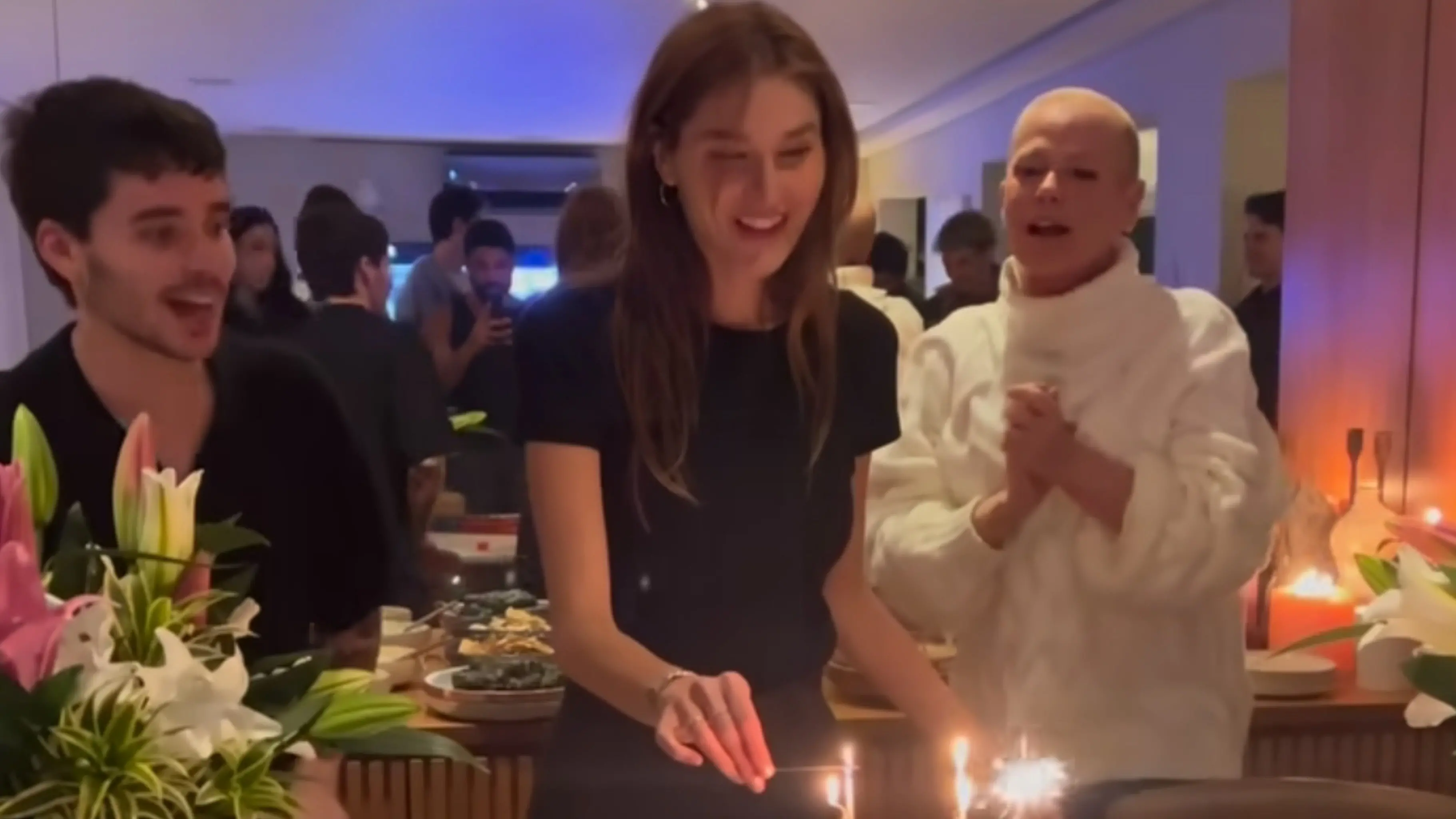 Imagem da notícia: Sasha comemora aniversário ao lado de Xuxa e do marido em casa com 'bolinho'