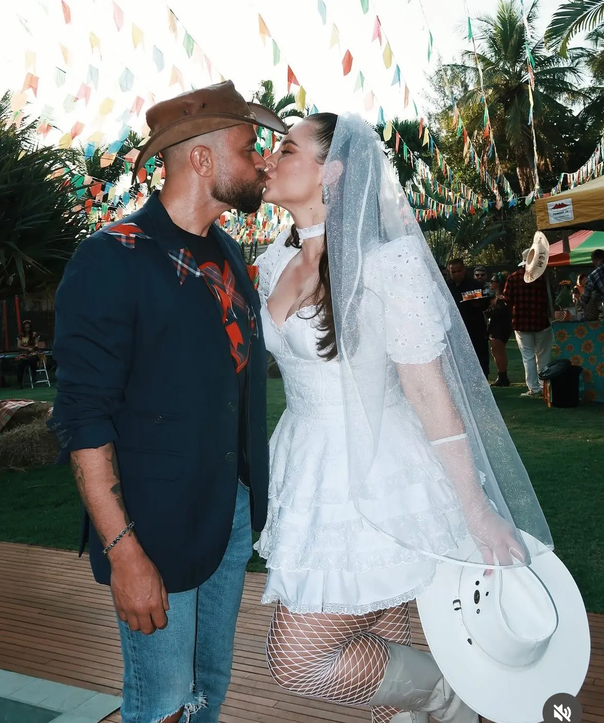 Imagem da notícia: Paolla Oliveira compartilha fotos vestida de noiva em festa