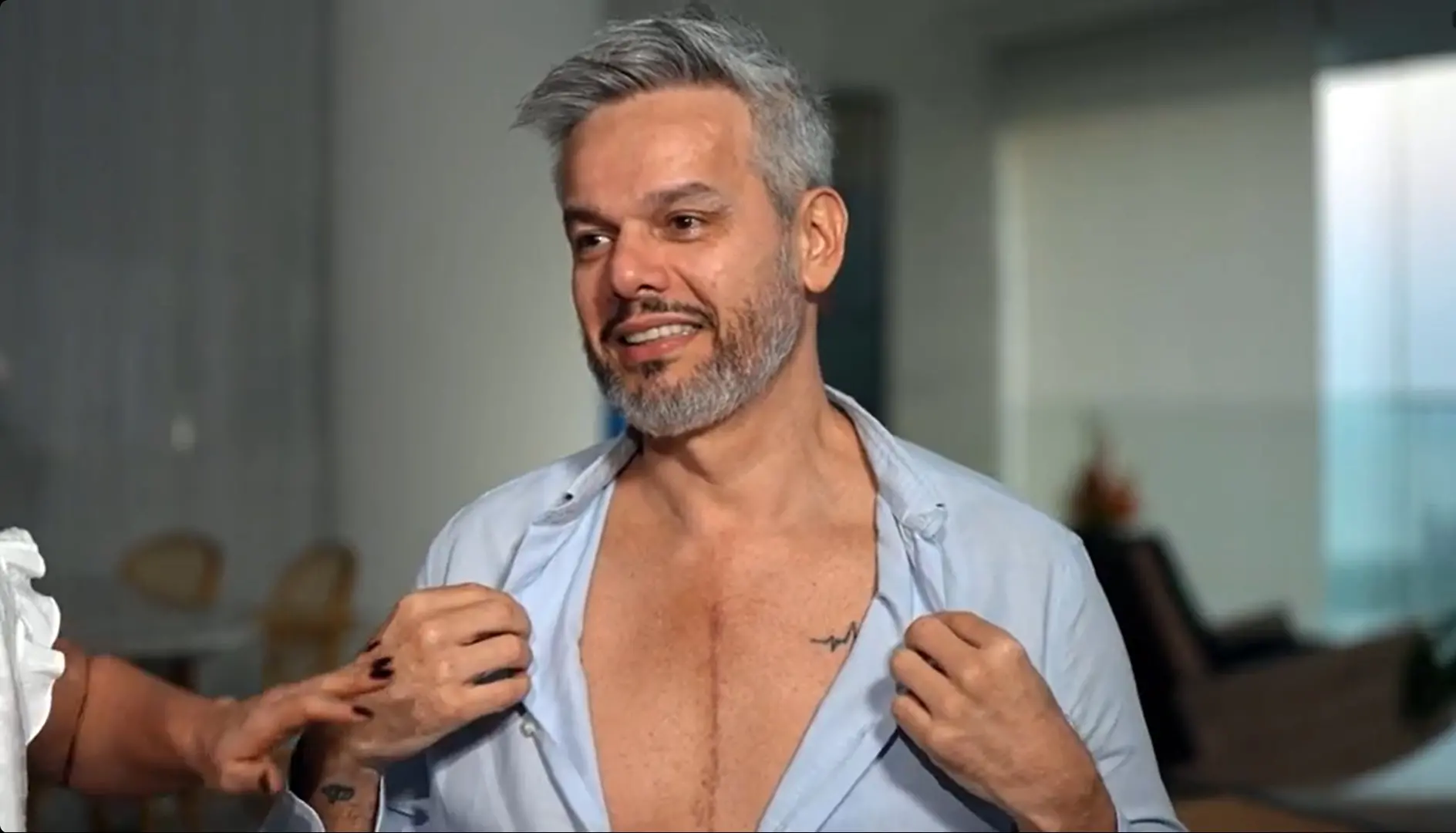 Imagem da notícia: Otaviano Costa revela marca de cicatriz após cirurgia no coração: 'Essa aqui é a porta da vida'