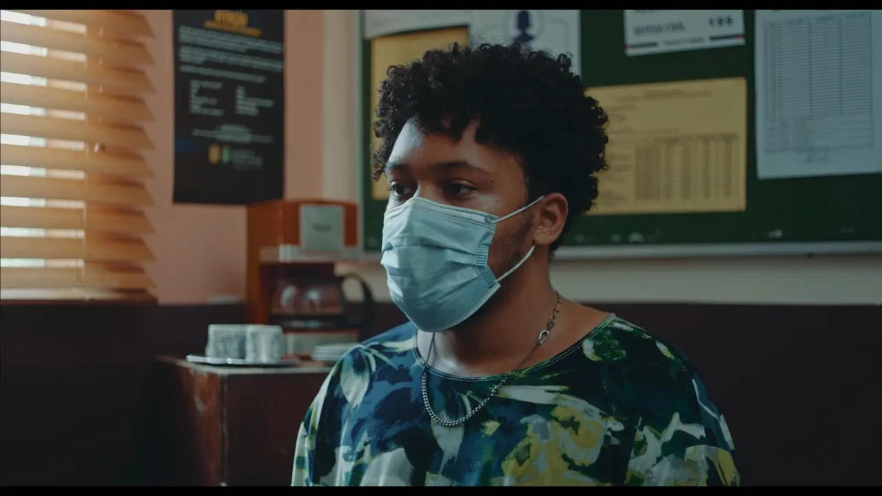 O ator Lucas Limeira interpreta o protagonista de 'Estranho Caminho', David, um jovem cineasta que se vê forçado a uma reaproximação com o distante pai