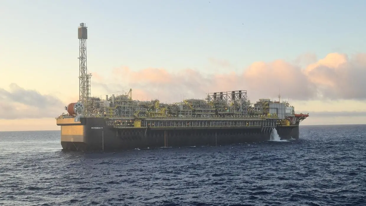 Imagem da notícia: Ações da Petrobras desabam e derrubam a Bolsa. O dólar cai