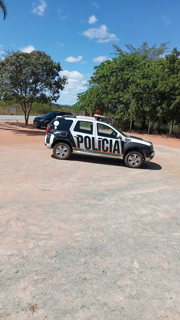 Registro do momento em que a polícia chegou próximo à entrada de uma unidade da Lightsource BP. No momento, trabalhadores estavam no local para buscar informações sobre verbas atrasadas