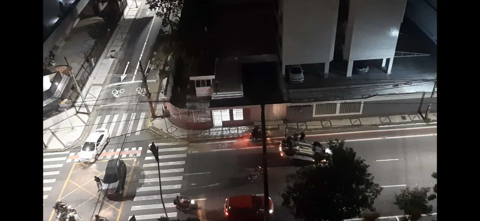 Imagem da notícia: Carro capota e deixa mãe e filha de cabeça para baixo em via de Fortaleza; veja vídeo