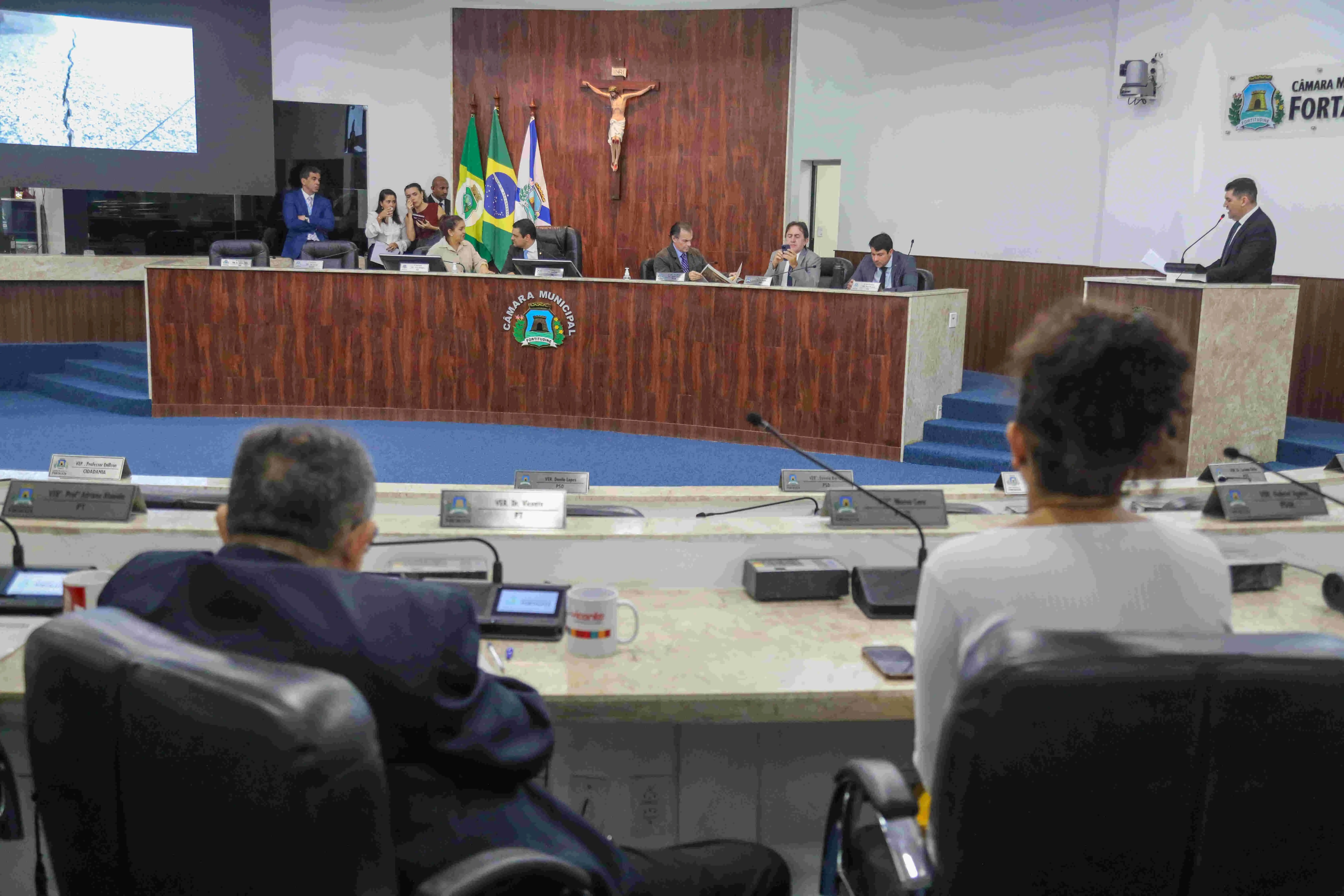 Imagem da notícia: Vereadores de Fortaleza retomam sessões na reta final do mandato, sob disputa eleitoral e CPIs