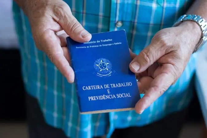 Imagem da notícia: Entenda o que é 'CLT premium', termo usado pela geração Z para ostentar 'luxos trabalhistas'