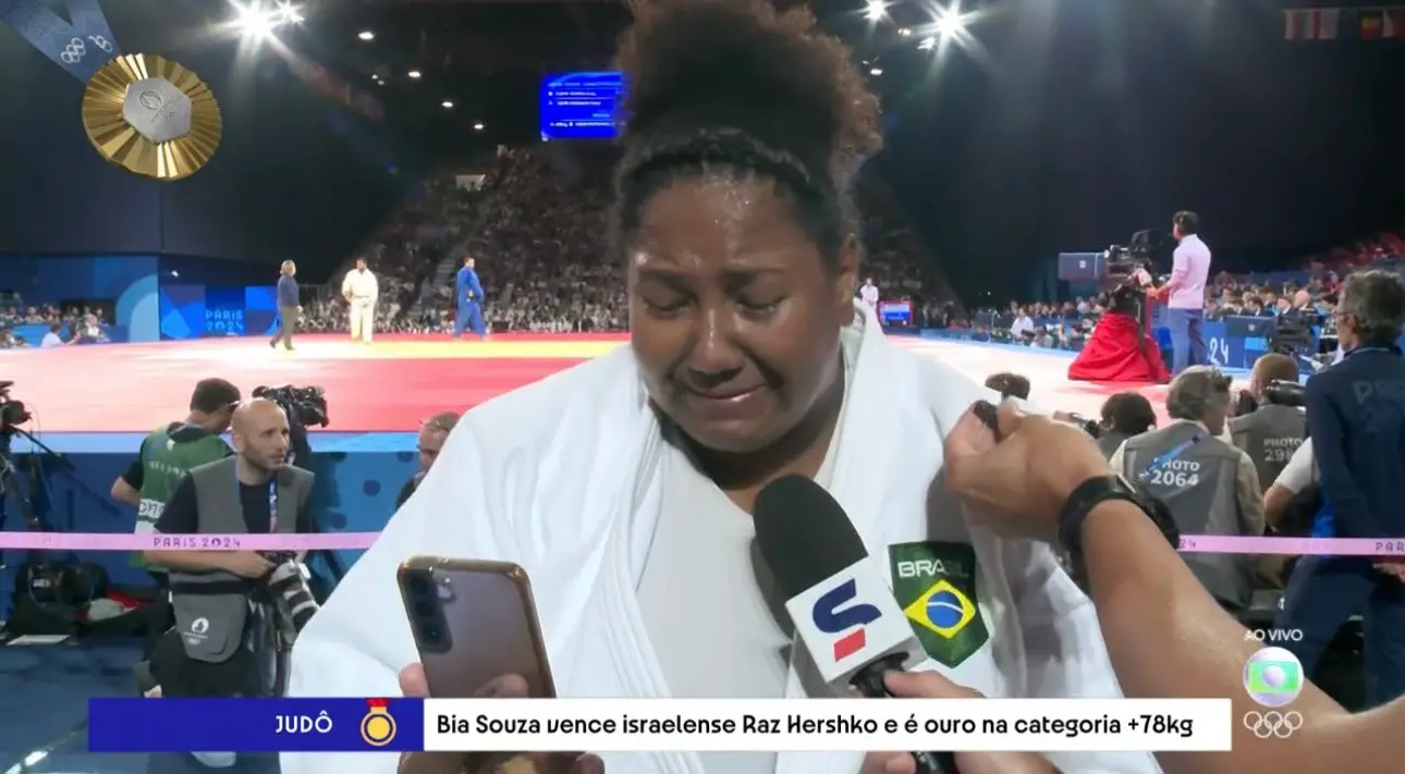 Imagem da notícia: Ouro nas Olimpíadas 2024, Bia Souza se emociona em ligação com pais durante entrevista; veja vídeo