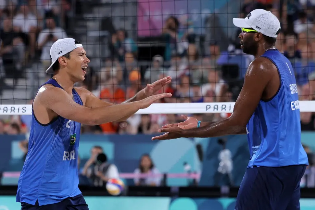 Imagem da notícia: Vôlei de praia: Evandro e Arthur vencem dupla campeã mundial e avançam às oitavas na liderança