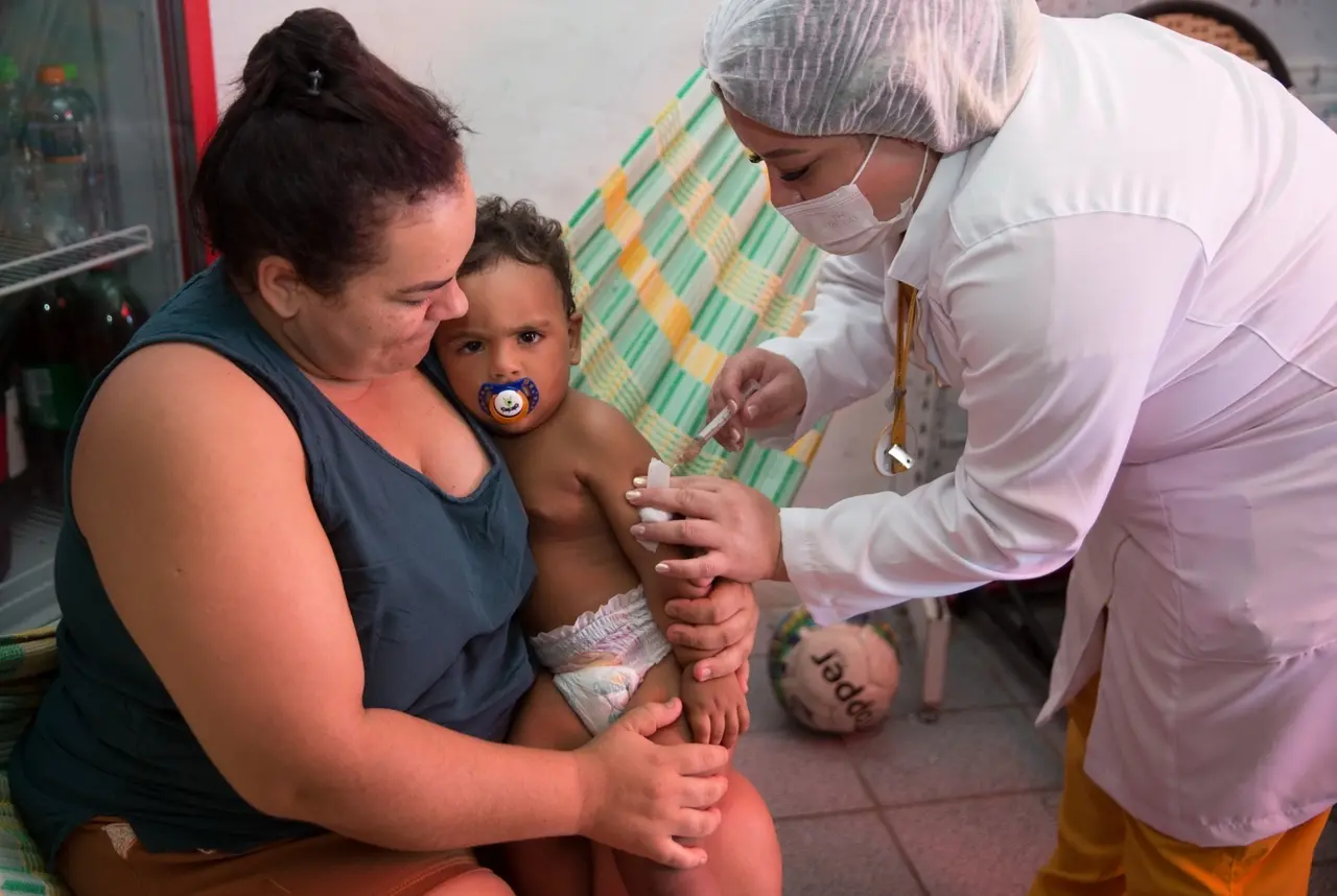 Imagem da notícia: Do porta a porta a visitas escolares, o que o Ceará tem feito na prática para ampliar a vacinação