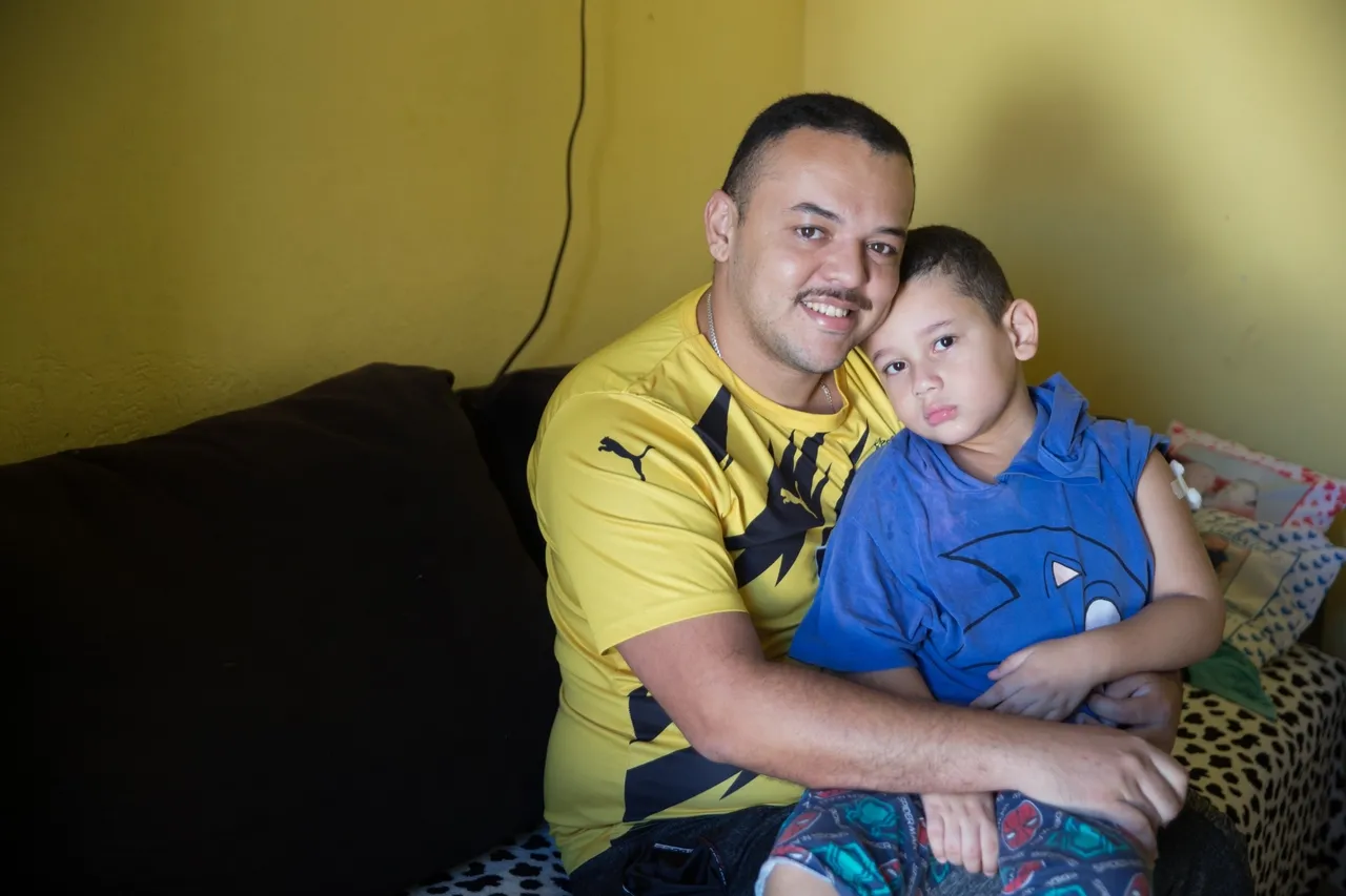 Natan e o filho João Gabriel: vacinar para proteger