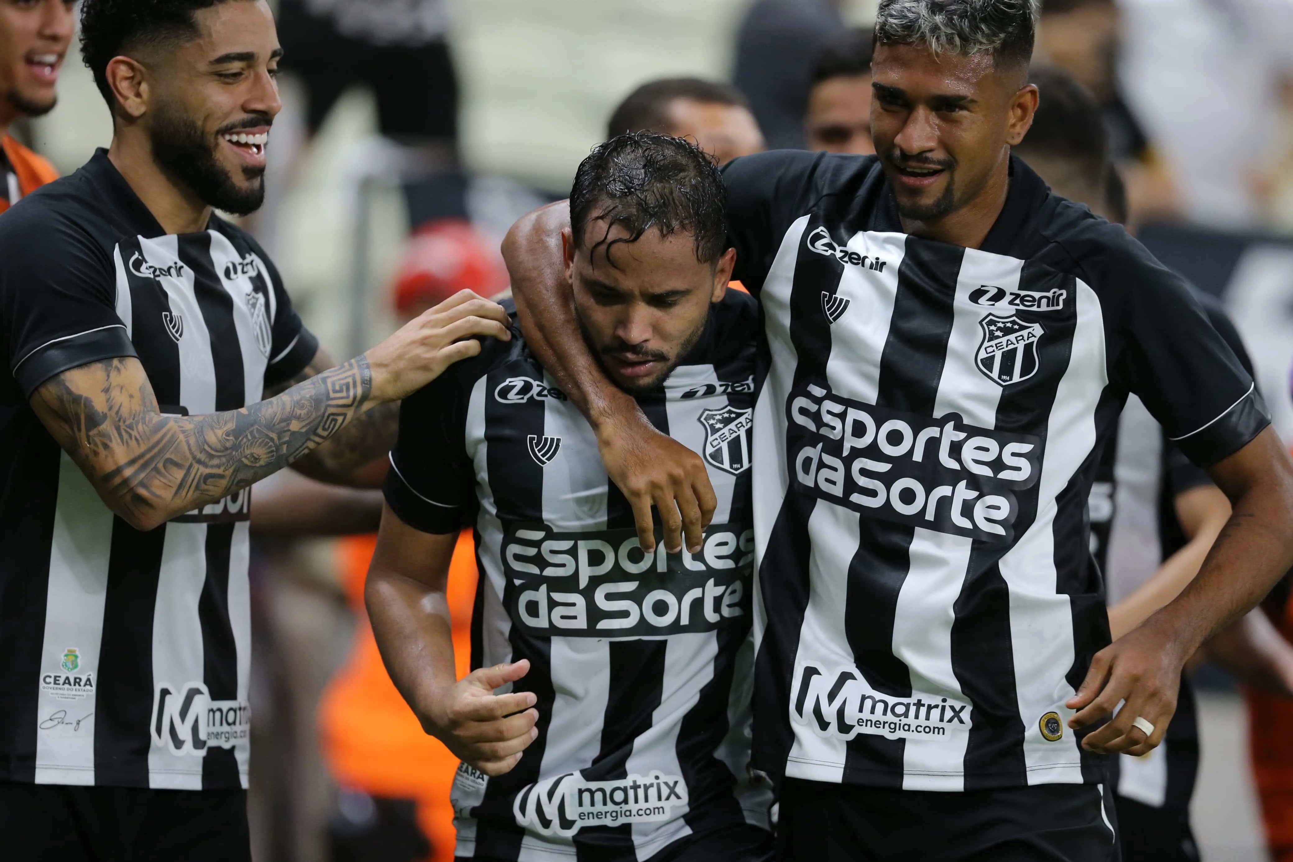 Lourenço comemora gol com a camisa do Ceará