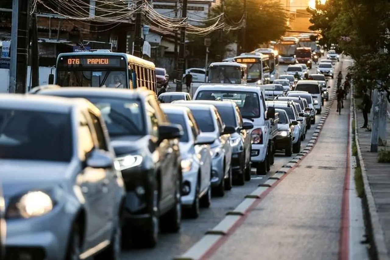 Imagem da notícia: Cearense precisa trabalhar mais de 4 anos sem gastar salário para comprar 'carro popular'; veja calculadora