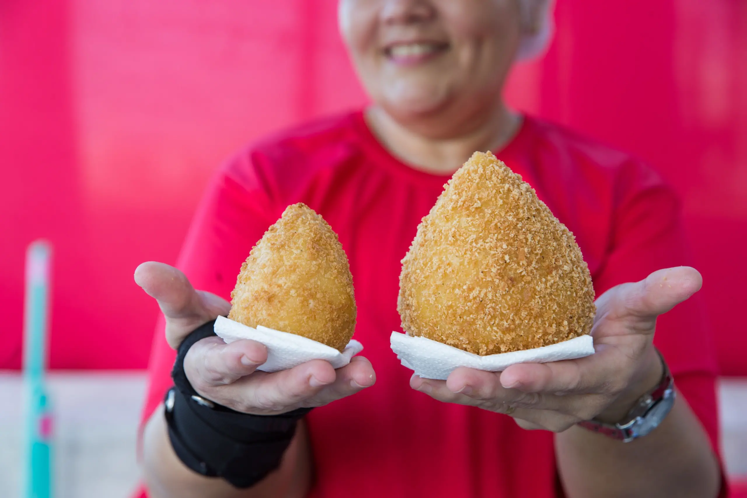 Imagem da notícia: Da ‘pior’ à maior, coxinha em Fortaleza ganha versões diferentonas sem perder a preferência