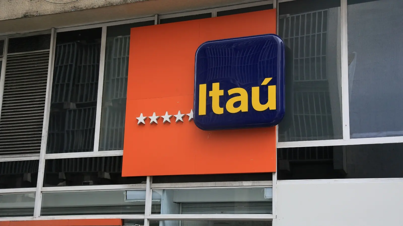 Imagem da notícia: Qual a estratégia por trás do lucro recorde de R$ 10 bilhões do Itaú?
