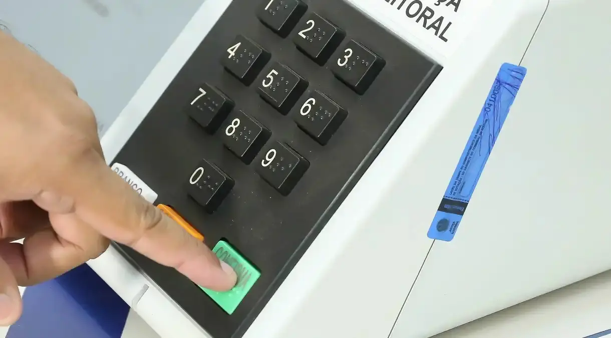 Imagem da notícia: Para 65% dos cearenses, apoio de vereador não faz diferença na hora da escolha para prefeito
