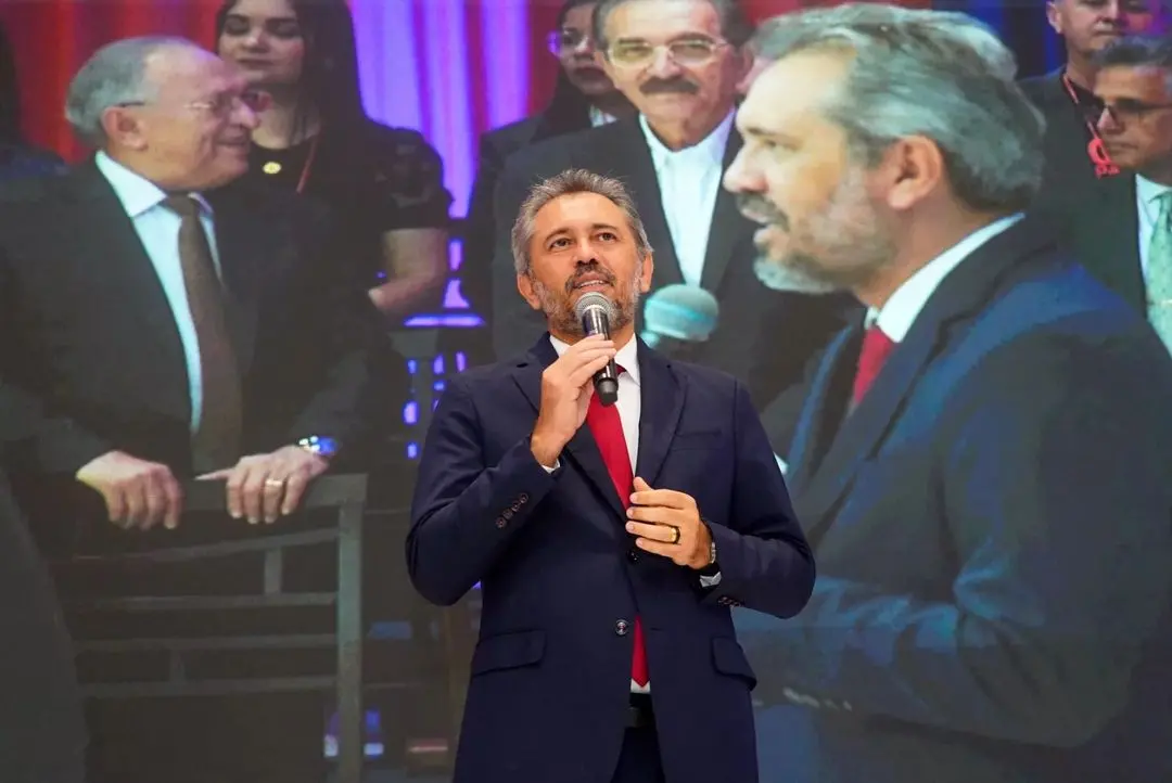 Imagem da notícia: Em evento evangélico, governador do Ceará promete Bíblia em todas as escolas do Estado