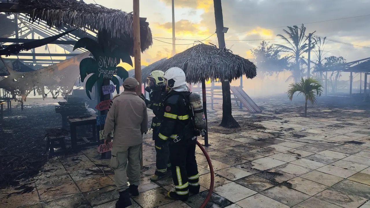 Imagem da notícia: Incêndio destrói barracas de praia na orla de Fortaleza; veja vídeo