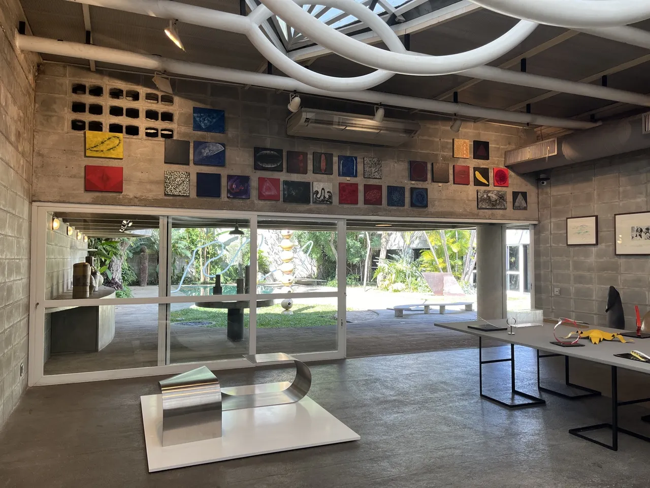 Ateliê de Tomie Ohtake conta com obras de diversas fases de sua carreira, móveis de Ruy e Rodrigo Ohtake e 