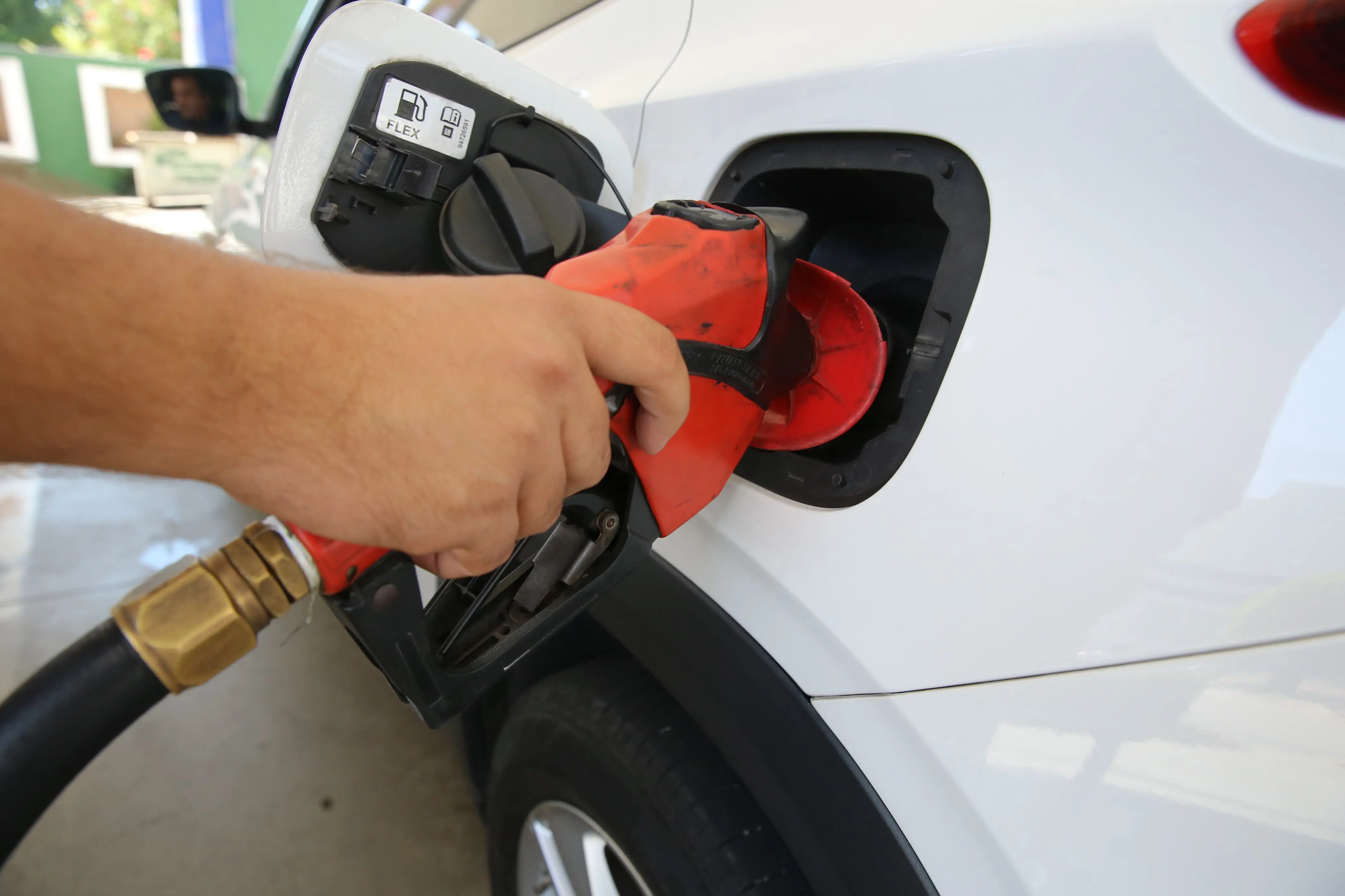 Imagem da notícia: Economia com carro elétrico chega a R$ 9 mil ao ano; veja comparação com veículo à gasolina