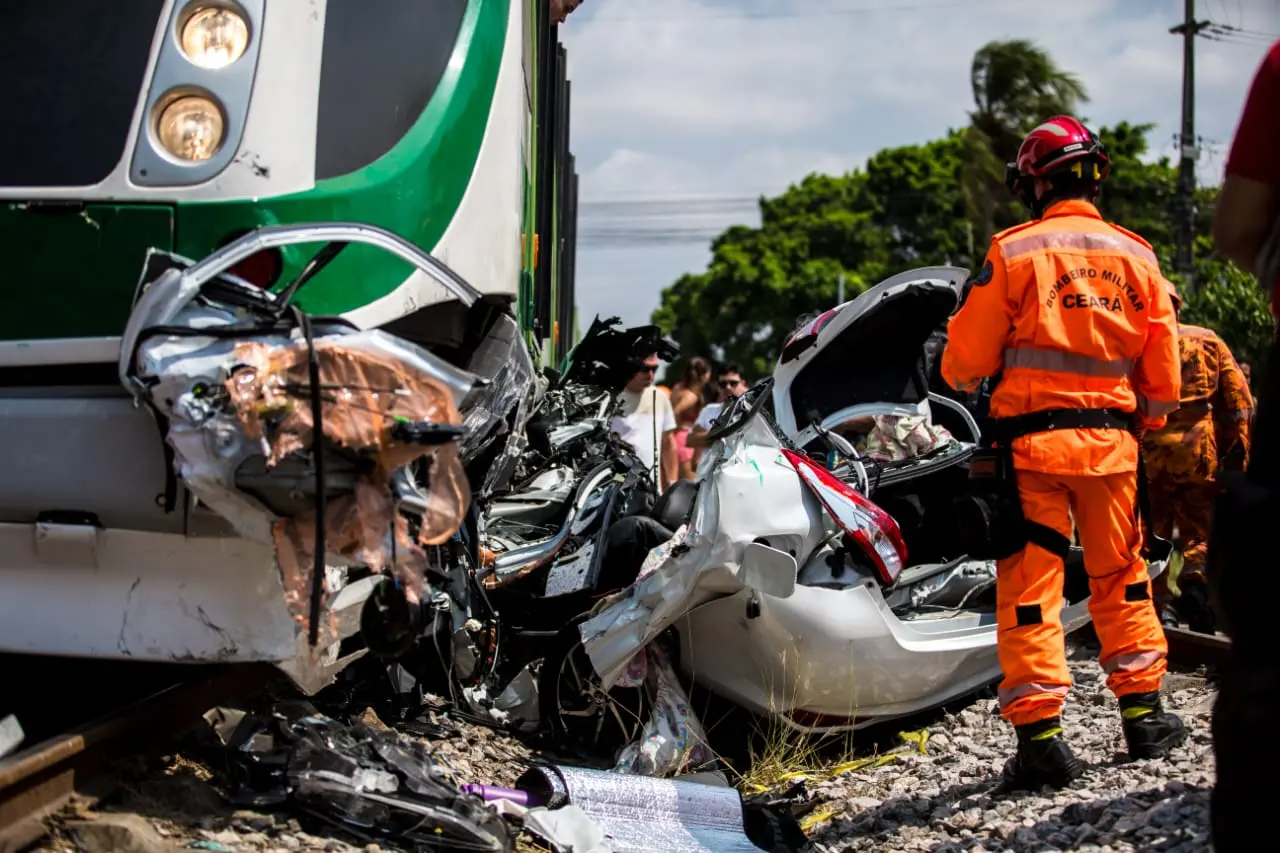 Imagem da notícia: Colisão entre carro e VLT deixa criança e duas mulheres mortas em Fortaleza