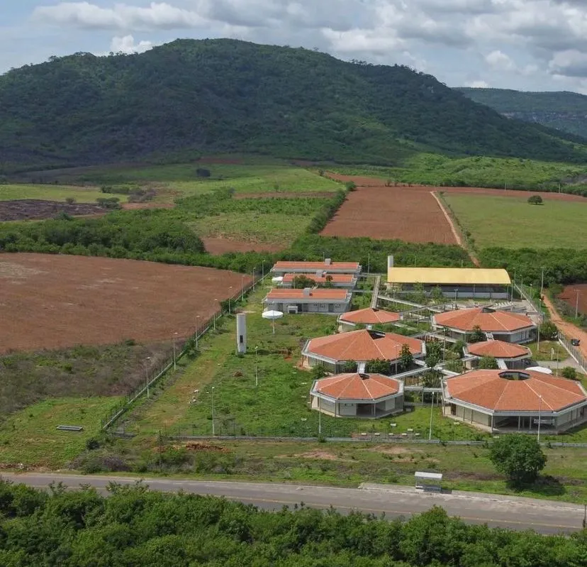 A EFA adota a “Pedagogia da Alternância”, que, como explica o Ministério da Educação (MEC), “é um método que busca a interação entre o estudante que vive no campo e a realidade dele no cotidiano, de forma a promover constante troca de conhecimentos entre o ambiente de vida e trabalho e o escolar”.