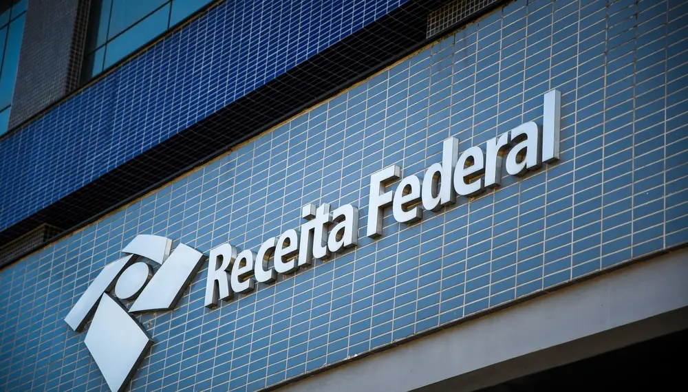 Imagem da notícia: Leilão da Receita Federal tem PS5 e iPhone a partir de R$ 600; veja como participar