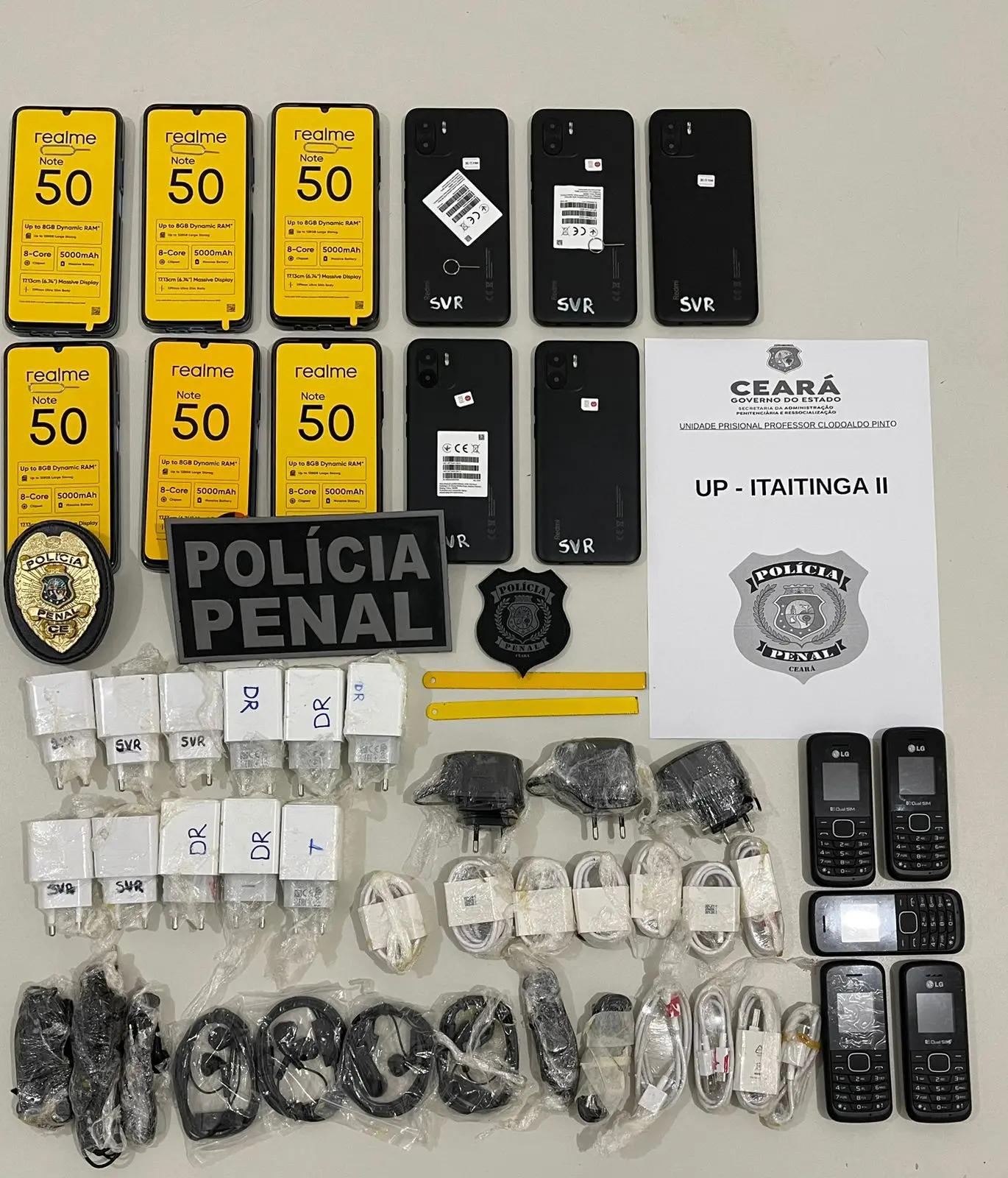 Imagem da notícia: Celulares e chips são apreendidos em máquina de costura que ia ser 'doada' para presídio no CE 