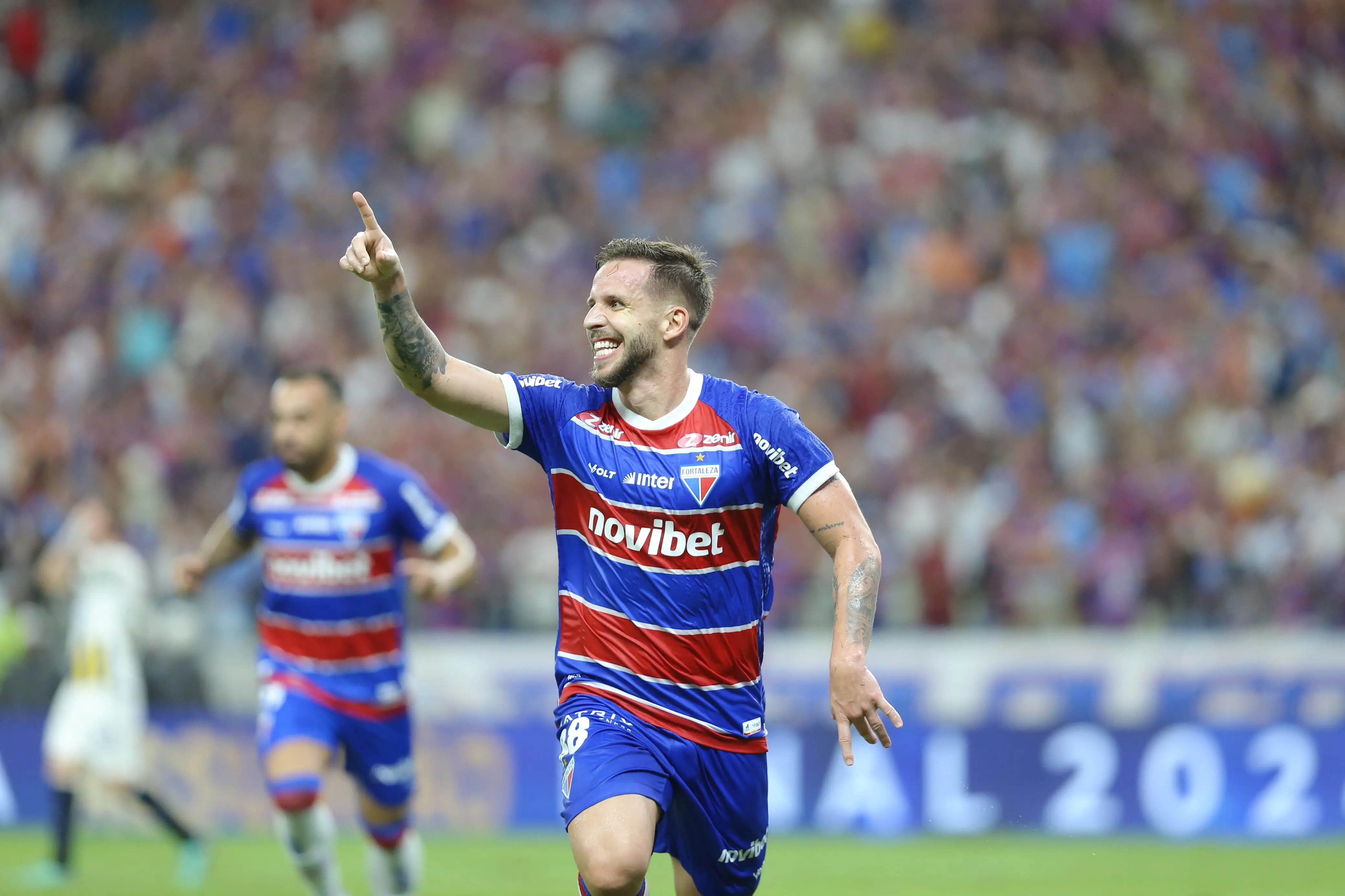 Lucas Sasha comemora gol marcado pelo Fortaleza