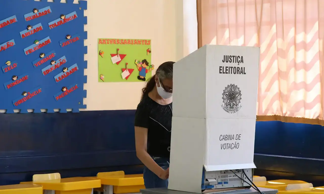 Imagem da notícia: Eleições 2024: candidaturas femininas crescem em ritmo lento e atingem marca de 35% no Ceará
