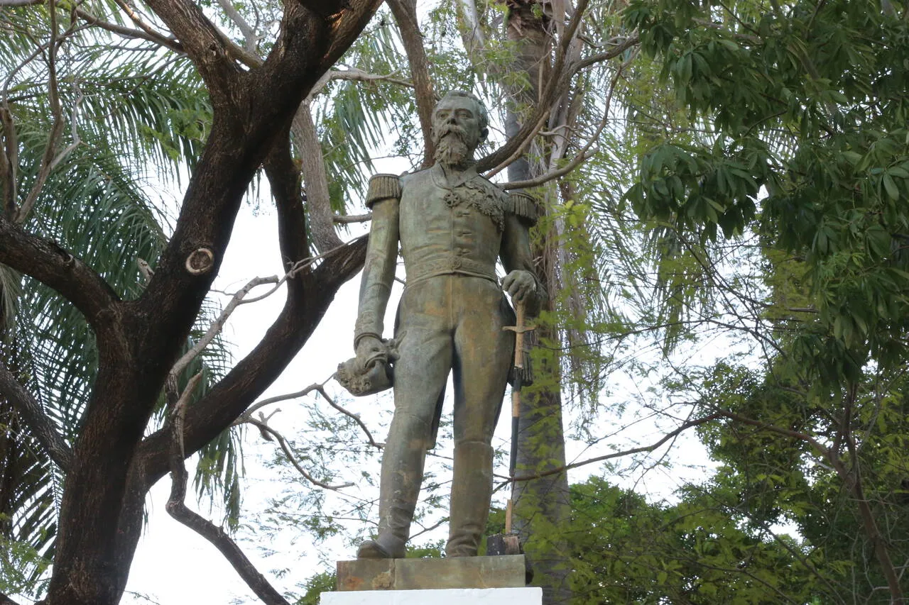 Além da estátua do General Tibúrcio Cavalcante, Fortaleza também possui estátuas do General Sampaio, Dom Pedro II