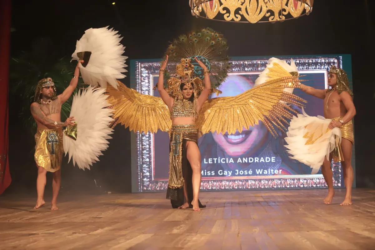 Concurso inclui performances, looks de gala e mais; na foto, Letícia Andrade e seu Traje Típico no Top Gay 2024