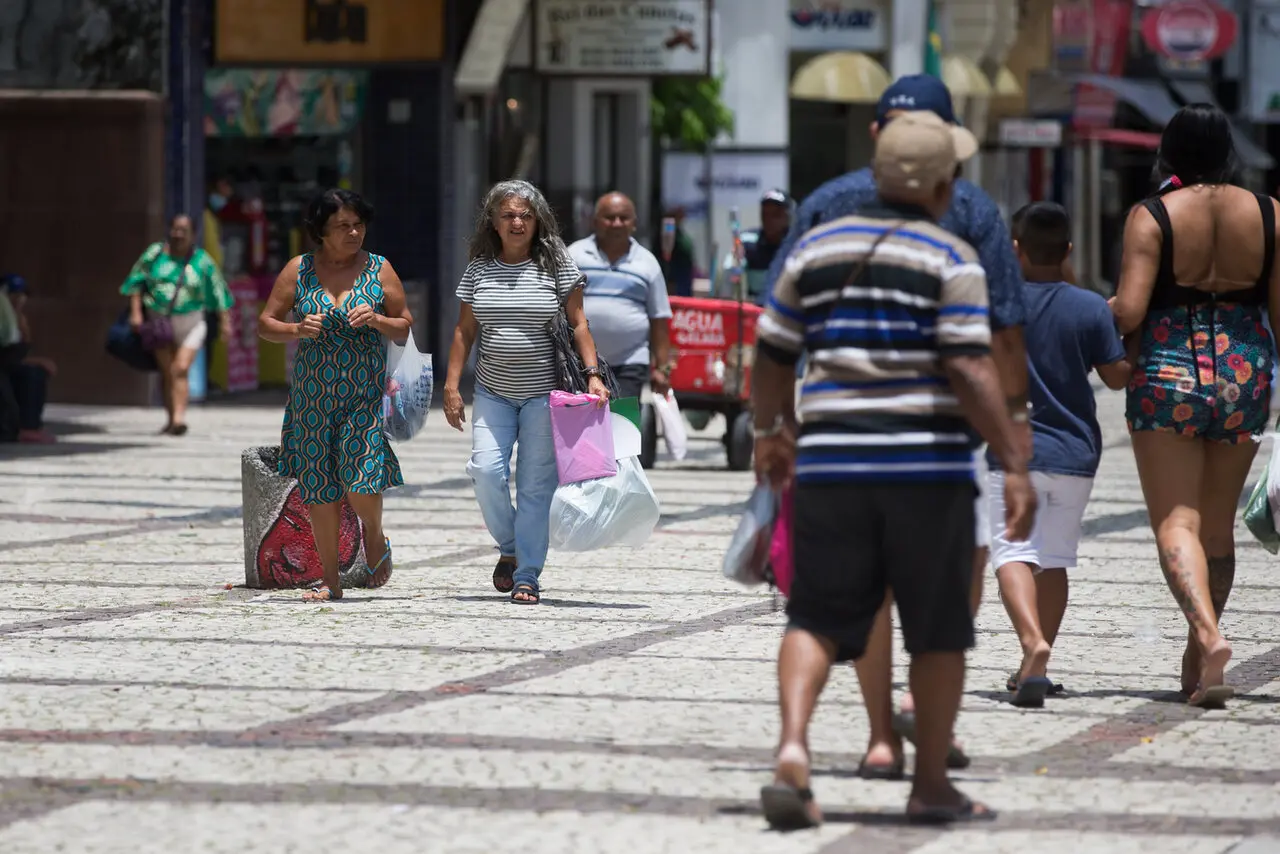 foto de pessoas andando no centro de Fortaleza