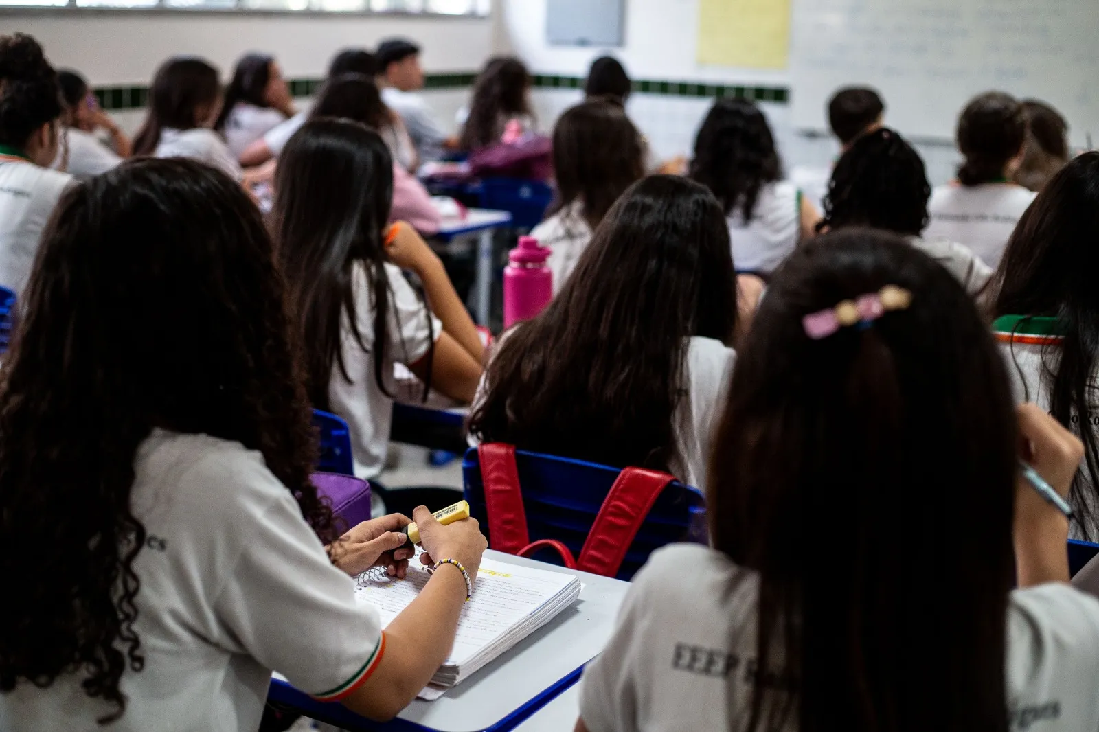 Para mim, todos nós somos um pouco responsáveis por ele e por tantas outras pessoas que sofrem na pele e na mente as dores de uma sociedade opressora, que busca equiparar seres humanos como se fôssemos produtos em prateleiras
