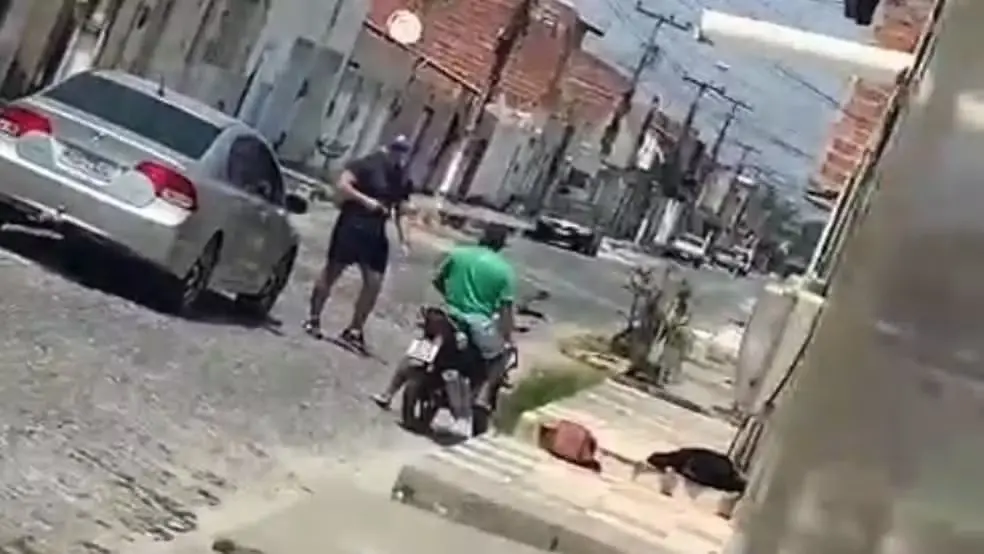 Imagem da notícia: Policial de folga prende suspeito de roubar joias avaliadas em R$ 20 mil, em Maracanaú