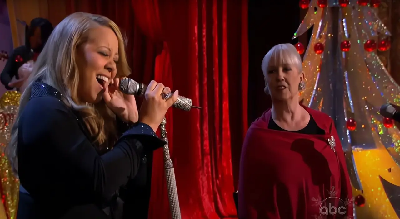 Imagem da notícia: Mariah Carey revela que mãe e irmã morreram no mesmo dia: 'Coração partido'