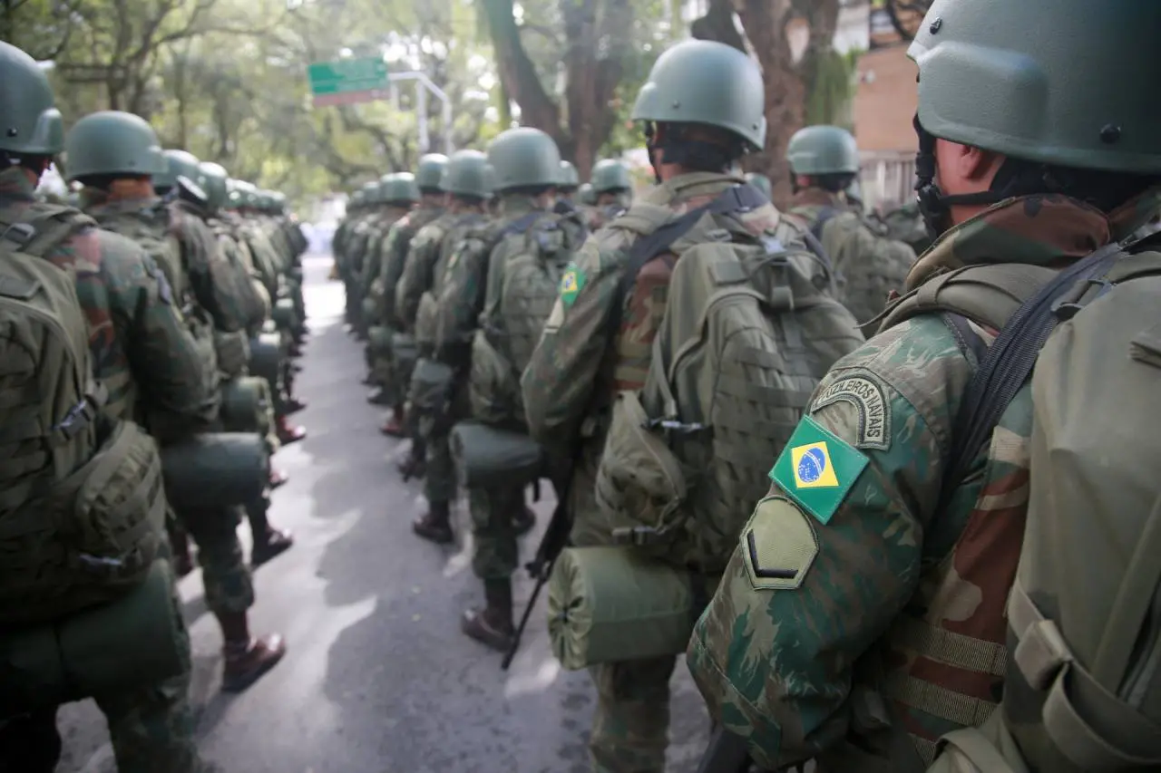 Militares em fila